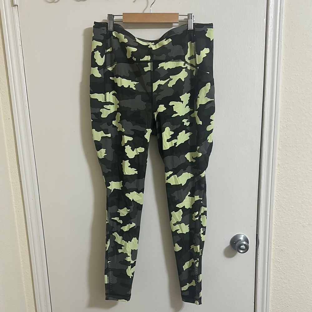 EUC Lululemon‎ Swift Speed HR Tight 28" Size 14 Camo Crispin Green